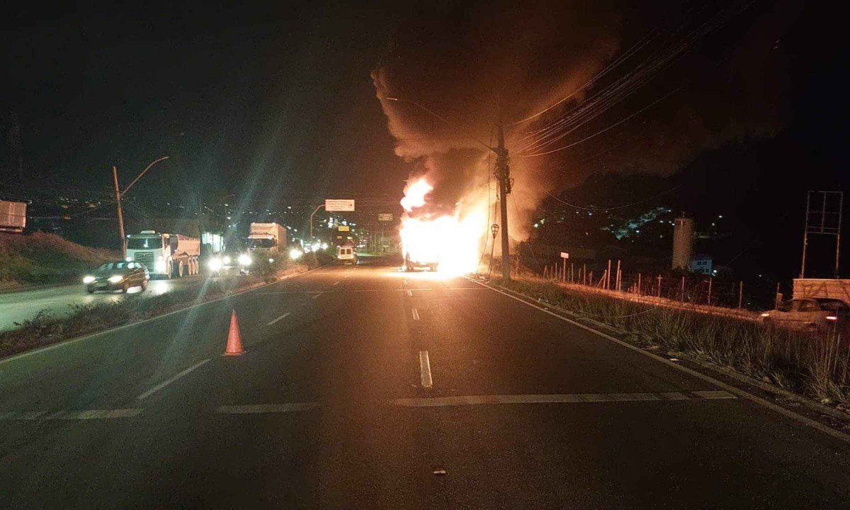 Ônibus pegou fogo na manhã desta terça-feira (29/7), na Voa Expressa, em Contagem (MG) -  (crédito: Transcon/Divulgação)