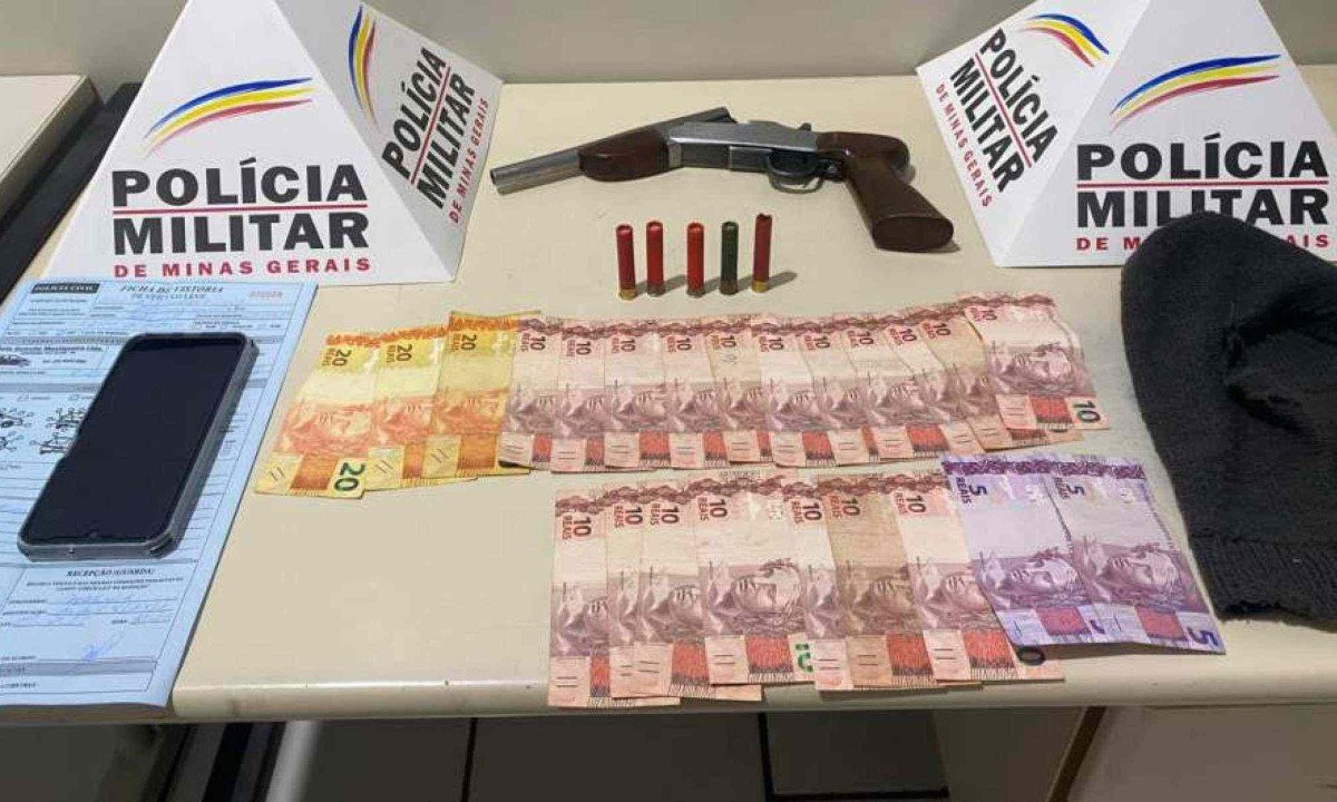 Pol&iacute;cia prende suspeito e apreende armas e dinheiro -  (crédito: PMMG/Divulga&ccedil;&atilde;o)