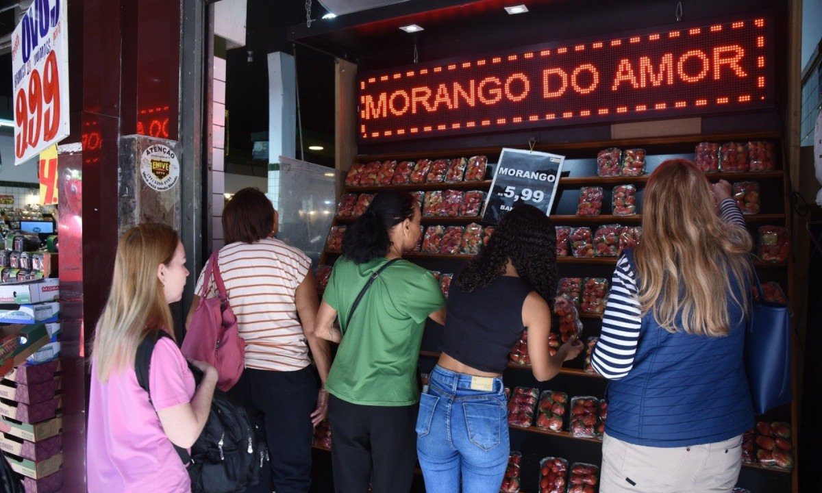 Sacolão faz propaganda para atrair clientes em busca de matéria-prima para o morango do amor -  (crédito: Gladyston Rodrigues / EM / DA Press)
