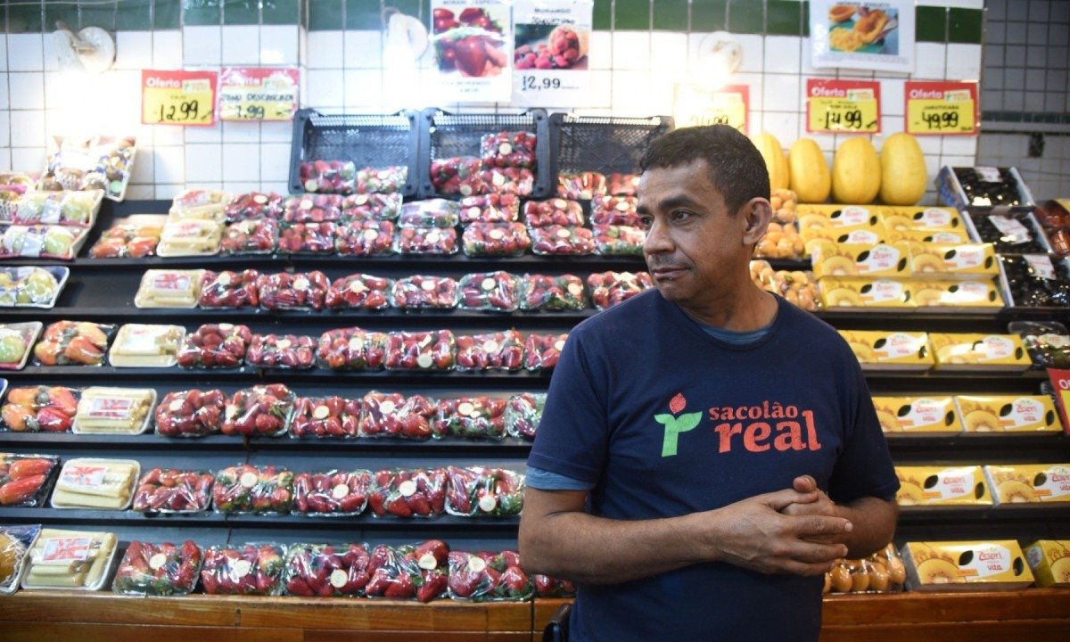 Américo Almeida, gerente do Sacolão Real, no centro de BH