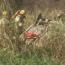 MG: homem perde controle de direção, e carro capota e cai em ribanceira - CBMMG/Divulga&ccedil;&atilde;o