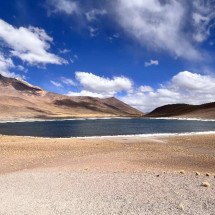 A Laguna Miscanti está situada na Reserva Nacional Los Flamencos, no altiplano Norte dos Andes e fica a 4,2 mil metros acima do nível do mar  -  (crédito: Bernardo Estillac/EM)