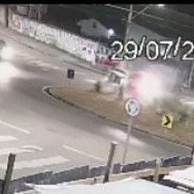 Vídeo: motorista invade contramão, causa acidente em avenida de BH e foge - Câmeras de segurança/Imagens cedidas ao Estado de Minas