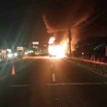 Grande BH: ônibus pega fogo na Via Expressa e interdita trânsito - Transcon/Divulgação