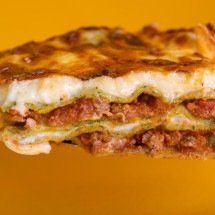 Frita e assada: restaurante em BH serve lasanha em formatos inusitados - Estúdio Olliv/ Divulgação 