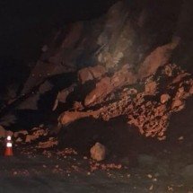 MG: queda de talude interdita BR-381 no Vale do Rio Doce - Nova 381/Divulgação