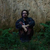 Antonio Loureiro lança 'Aldeia coração' ao lado de um time de craques