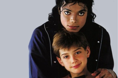 Michael Jackson com o menino James Safechuck. No documentário "Deixando Neverland", James, já adulto, afirma ter sido vítima de abusos sexuais quando era criança, cometidos pelo Rei do Pop. Filme foi rejeitado por fãs de Michael -  (crédito: Reprodução)