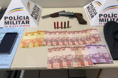 Polícia prende suspeito e apreende armas e dinheiro -  (crédito: PMMG/Divulgação)