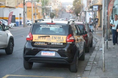 Carro de autoescola em BH: pela proposta do Ministério dos Transportes, candidato a condutor poderá contratar instrutor autônomo -  (crédito:  Marcos Vieira/EM/D.A Press)