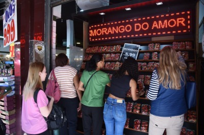 Sacolão faz propaganda para atrair clientes em busca de matéria-prima para o morango do amor -  (crédito: Gladyston Rodrigues / EM / DA Press)