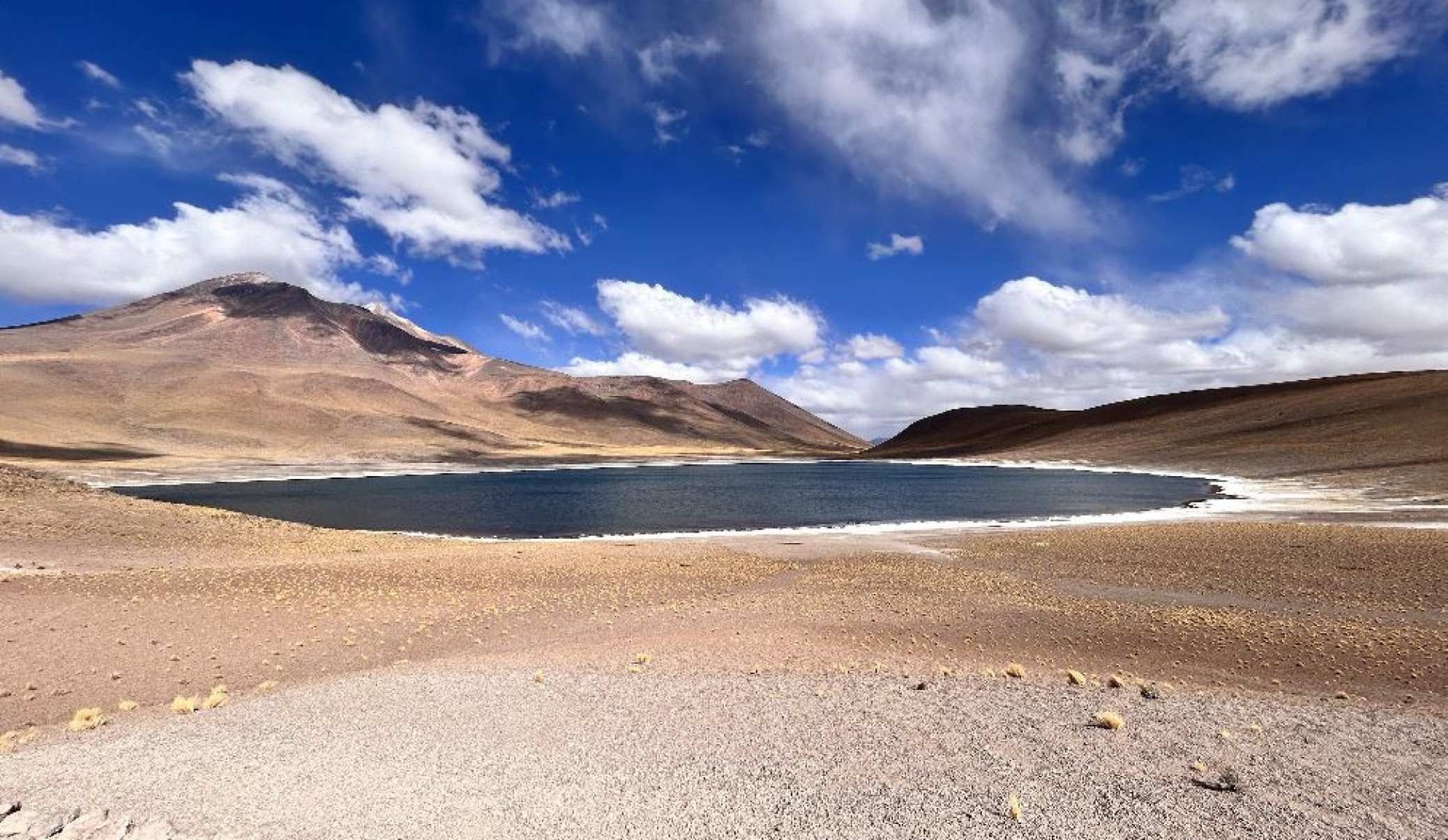 A Laguna Miscanti está situada na Reserva Nacional Los Flamencos, no altiplano Norte dos Andes e fica a 4,2 mil metros acima do nível do mar
-Bernardo Estillac/EM