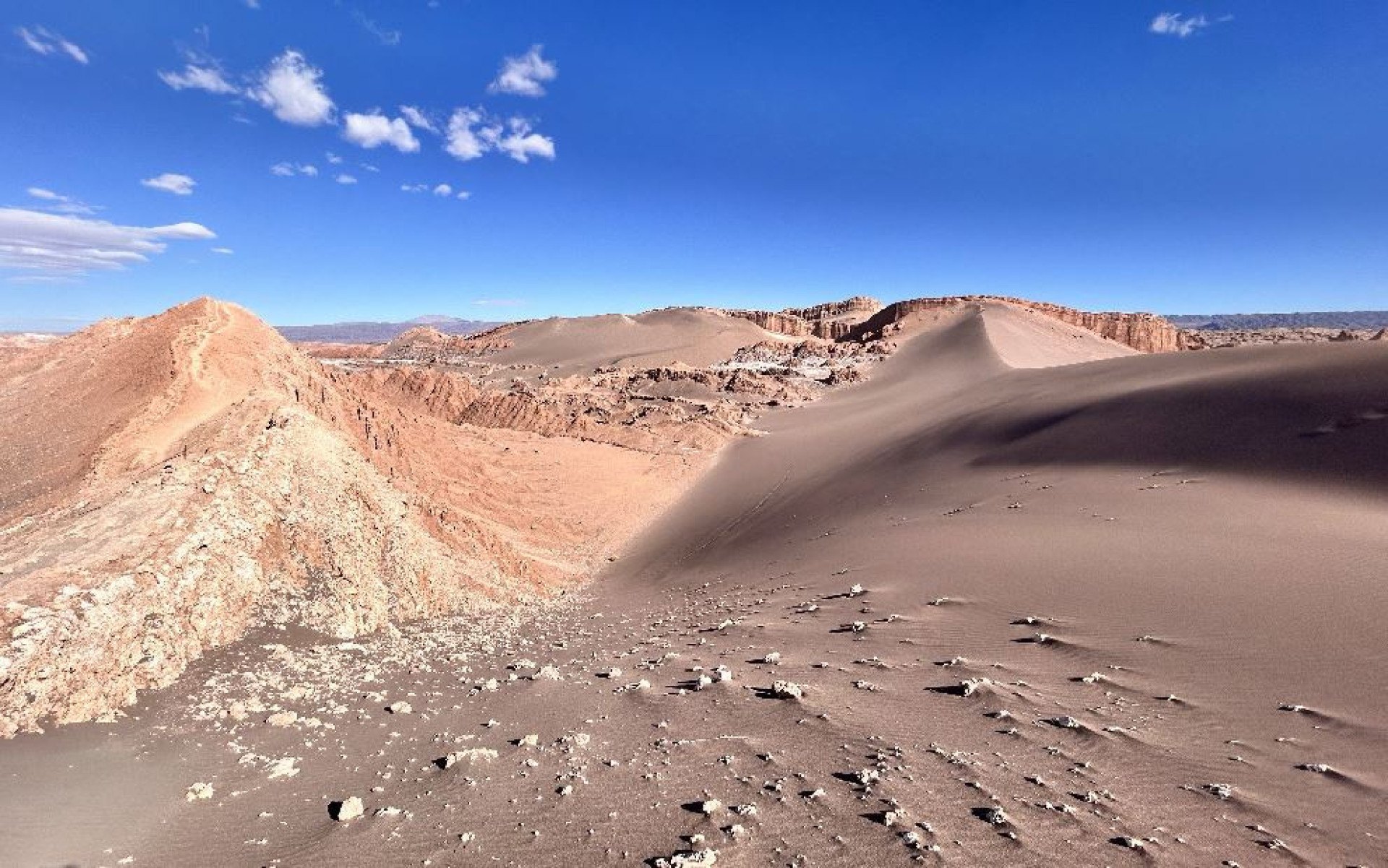 No Valle de la luna se experimenta o silêncio absoluto proporcionado pela ausência completa de vida animal e pela aridez. 

-Bernardo Estillac/EM
