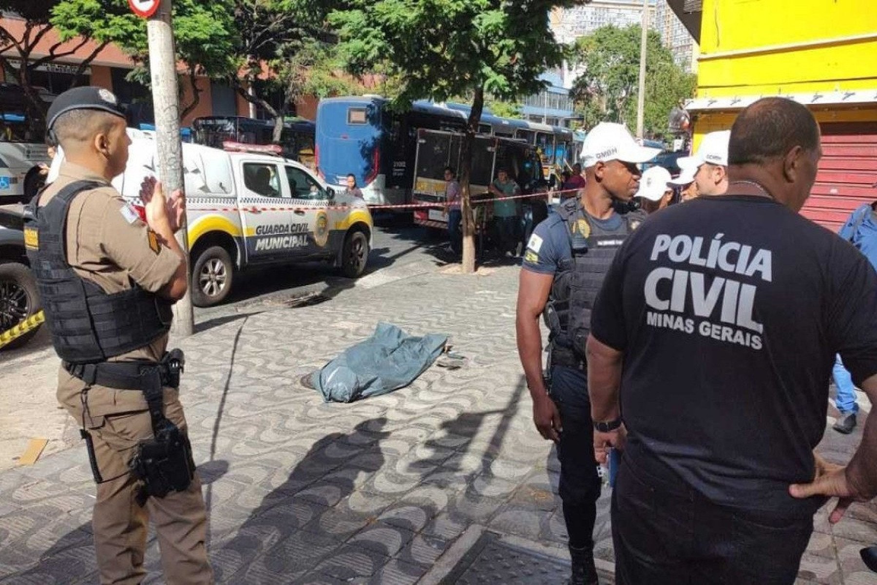 Moradores de rua brigam e um arranca o olho do outro Moradores de rua brigam e um arranca o olho do outro