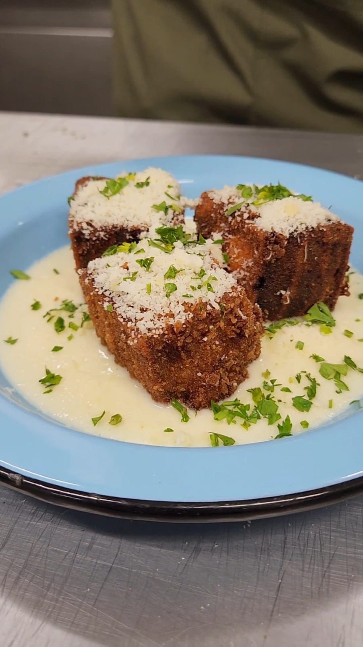 Dadinhos de lasanha fritos servidos com molho de queijo canastra curado