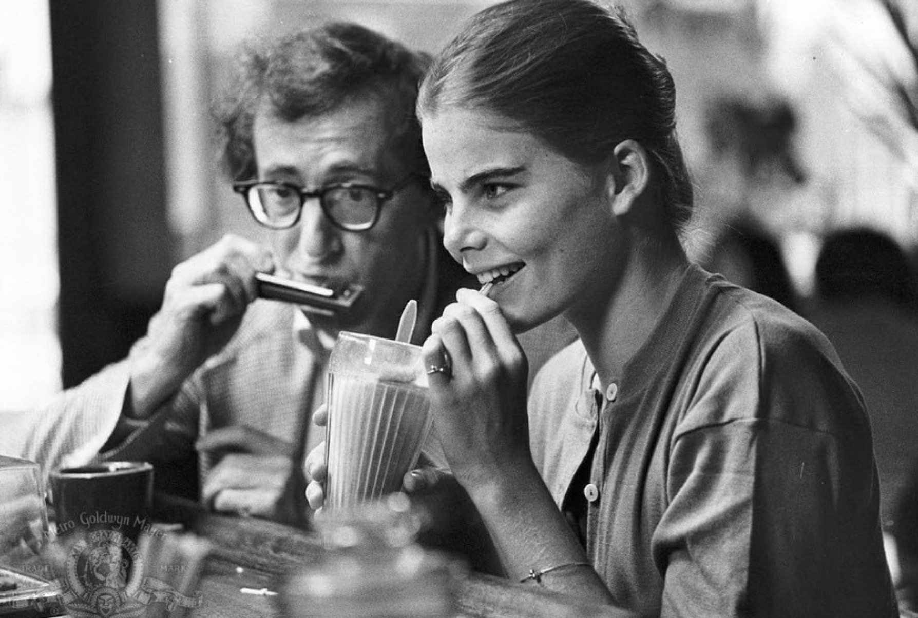 Woody Allen vê Mariel Hemingway tomando sorvete em cena do filme Manhattan
