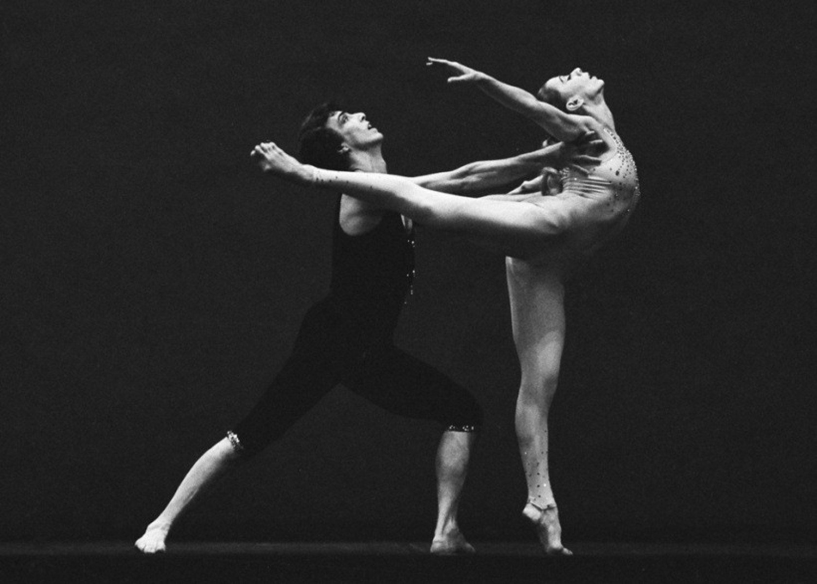 Bailarinos D&eacute;cio Otero e Marika Gidali dan&ccedil;am a coreografia Maracatu