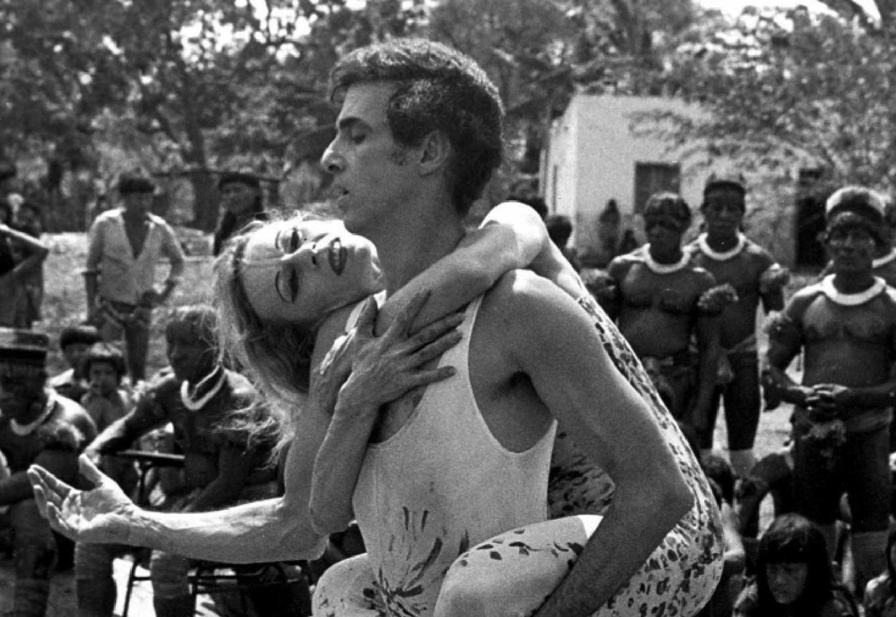 Bailarinos Marika Gidali e D&eacute;cio Otero dan&ccedil;am para os ind&iacute;genas no Alto Xingu, em 1977