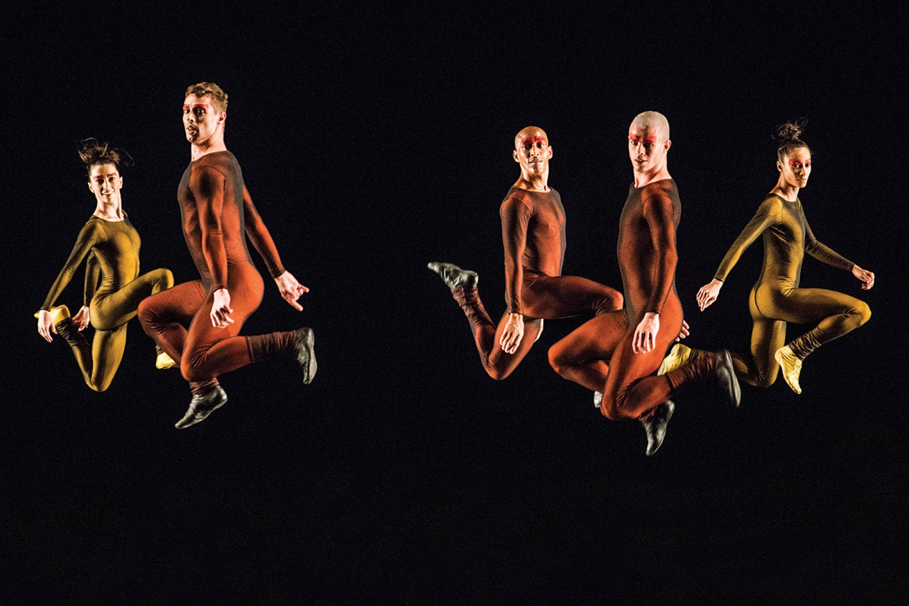 Bailarinos do Grupo Corpo saltam e ficam no ar durante a coreografia Parabelo