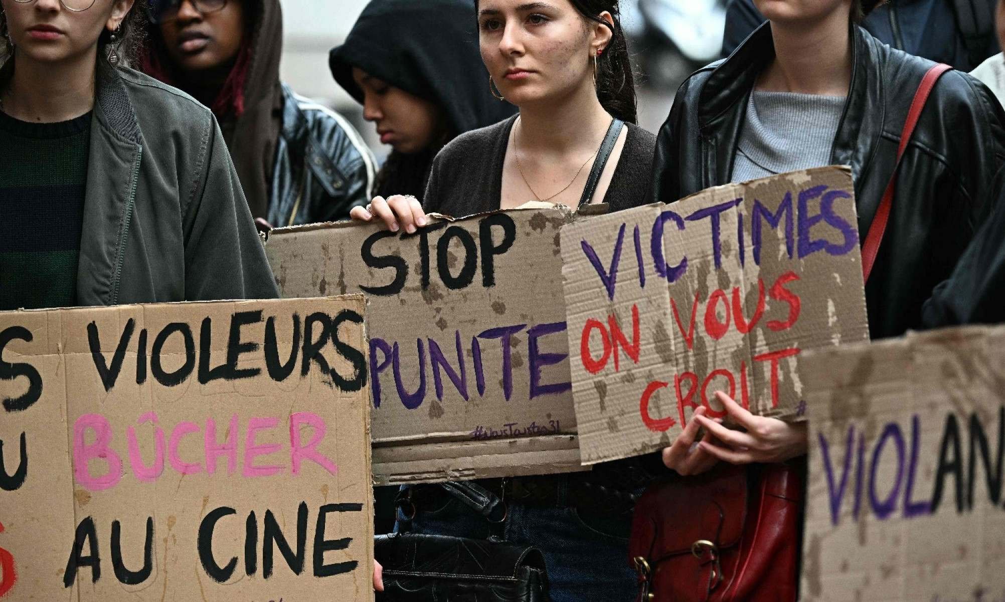 Protesto da organização feminista francesa Nos Tous, em Toulouse, contra a exibição do filme 'O palácio', de Roman Polanski, em 2024