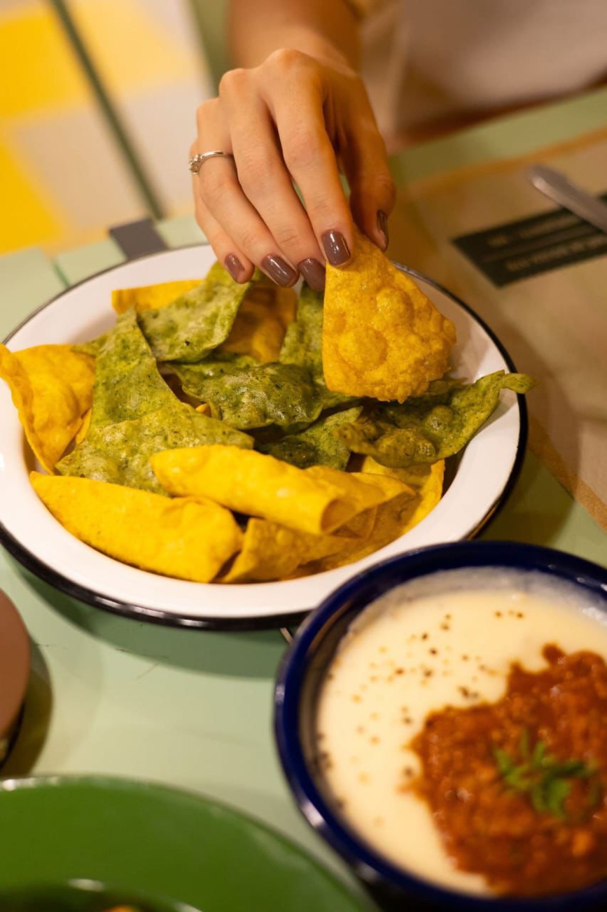 Snack feito com massa de lasanha frita acompanhado de molho bolonhesa e molho de queijo canastra curado