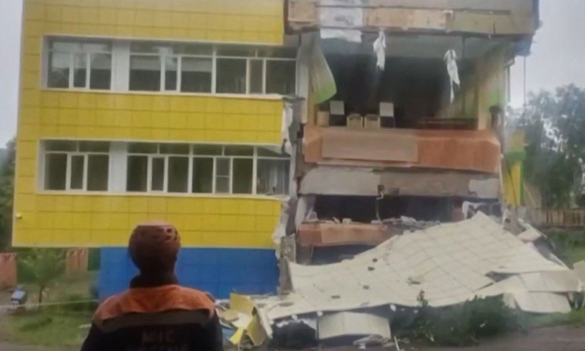 Equipes de resgate inspecionam um prédio de jardim de infância danificado na região de Kamchatka, na Rússia, após um terremoto de magnitude 8,7 atingir a costa leste da Rússia -  (crédito: RUSSIAN MINISTRY OF EMERGENCY SITUATIONS / AFP)
