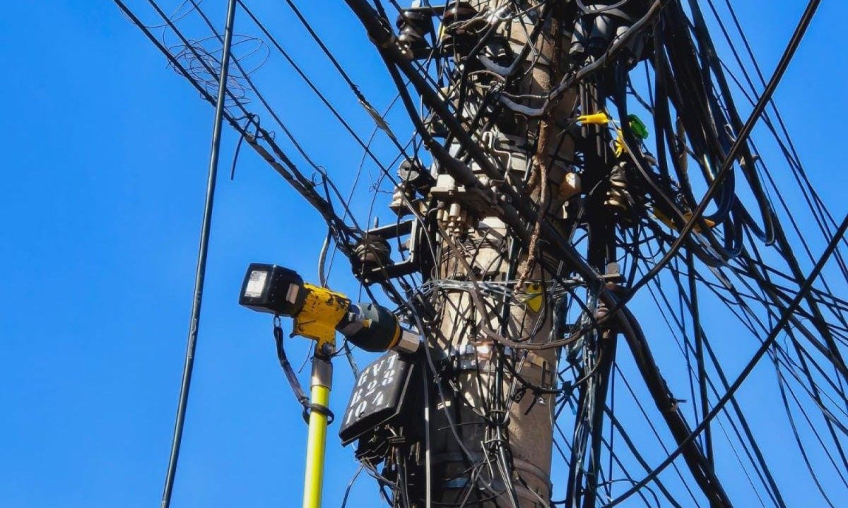 A operação começou ontem (29) nos postes da esquina da Rua Araguari com Avenida Amazonas, e tem como foco o bairro todo. -  (crédito: Jair Amaral/EM/D.A Press)