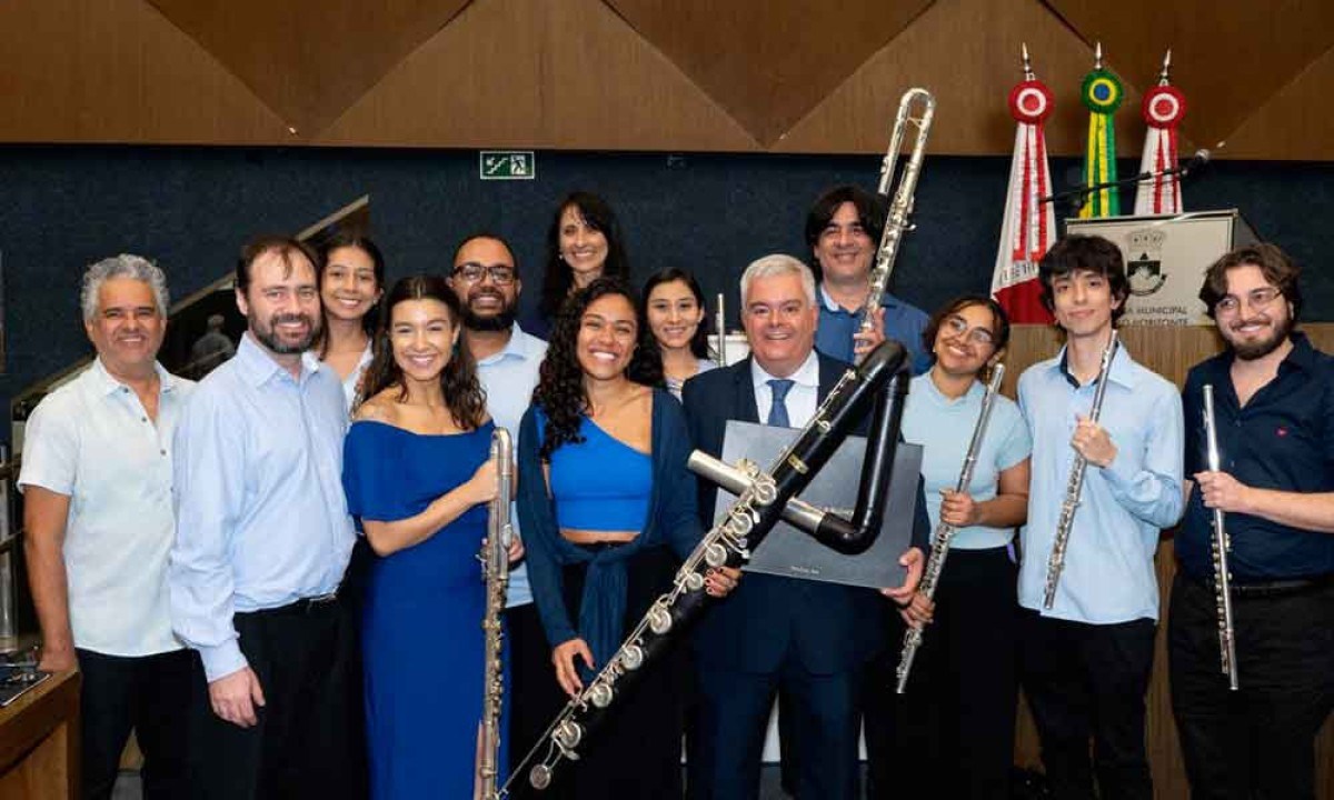Músicos da Flutuar Orquestra de Flautas com Rogério Faria Tavares (ao centro), na Câmara Municipal de BH - (crédito: Gláucia Rodrigues/Divulgação) Músicos da Flutuar Orquestra de Flautas com Rogério Faria Tavares (ao centro), na Câmara Municipal de BH - (crédito: Gláucia Rodrigues/Divulgação)