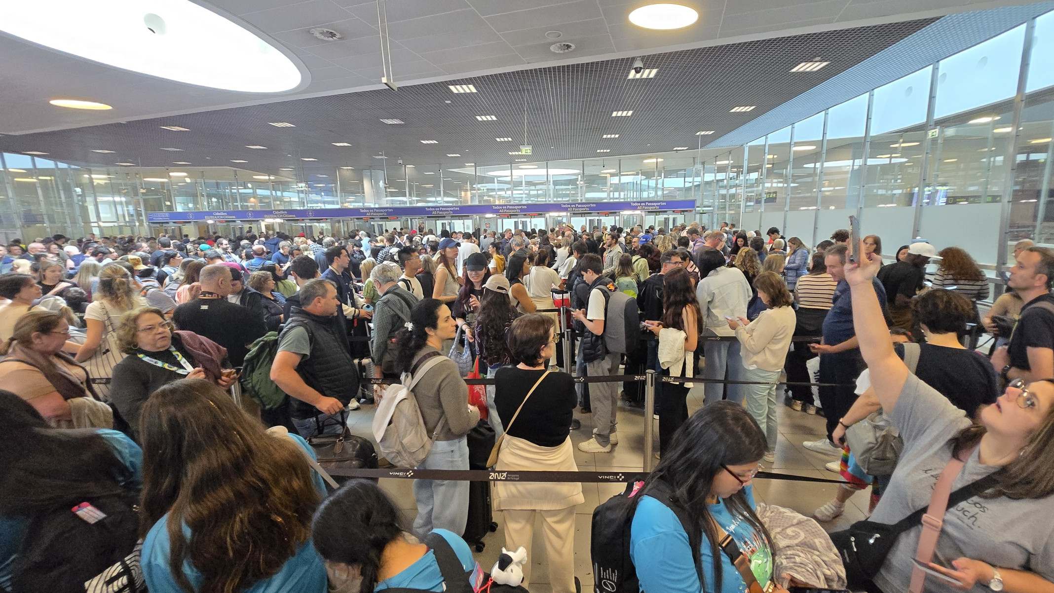 Passageiros enfrentam 3h30 na fila da imigração no aeroporto de Lisboa, em junho