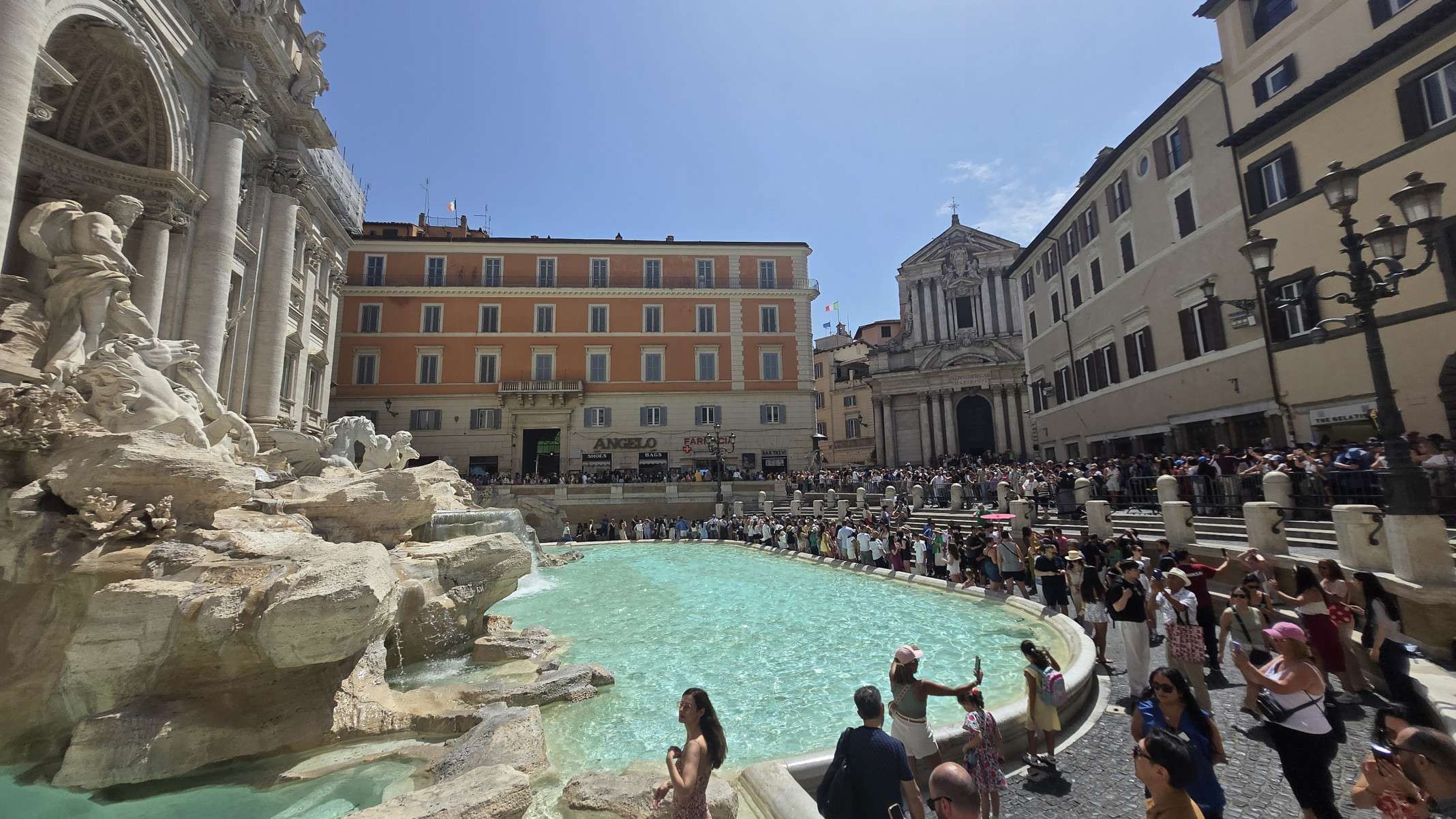 Fontana de Trevi, em Roma, vive lotada de turistas e o local é o preferido dos pickpockets (batedores de carteira)