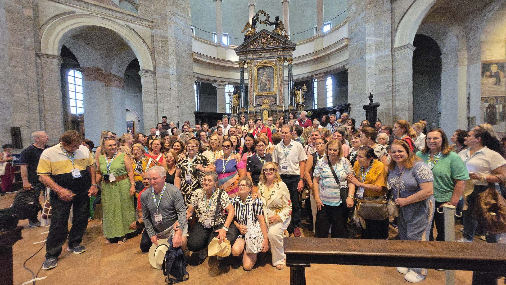 Em Milão, peregrinos posam para a foto ao lado do Padre Reginaldo Manzotti-Carlos Altman/EM
