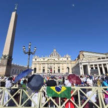 70 mil pessoas lotaram a Praça de São Pedro, no Vaticano, no início de junho, para ouvir as pregações do novo papa Leão XIV -  (crédito: Carlos Altman/EM)
