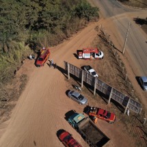 Diante da dificuldade de acesso, a equipe do CBMMG realizou a aproximação com uso de técnicas e equipamentos de salvamento em altura -  (crédito: Corpo de Bombeiros (CBMMG) / Divulgação )