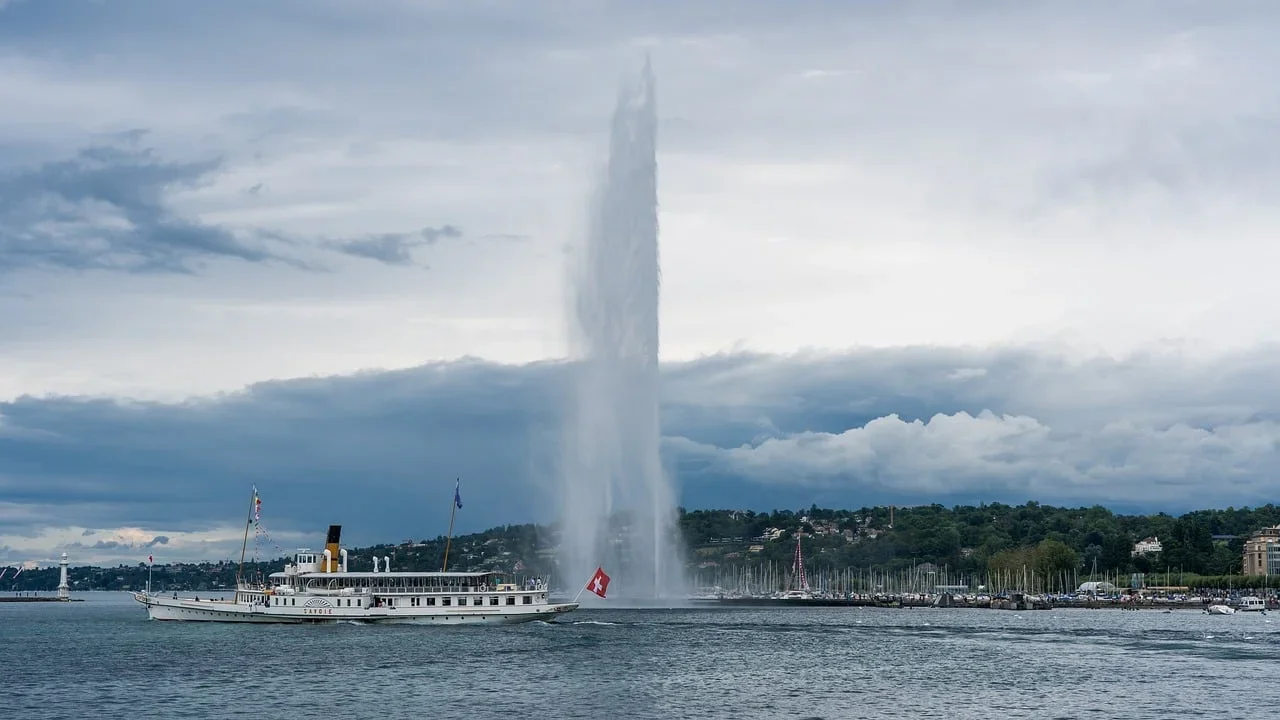 Jato d’água gigante é cartão-postal da Suíça; entenda como o Jet D’Eau funciona - Imagem de ?Christel? por Pixabay

