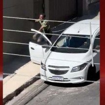 Homem é arremessado de carro ao tentar impedir assalto em BH; veja vídeo - Redes sociais/reprodução 