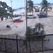Ressaca: mar invade calçadão do Leblon, causa estragos e interdita vias