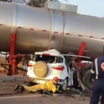Motorista morre e BR-135 é bloqueada em colisão contra caminhão-tanque - Reprodução/Redes sociais