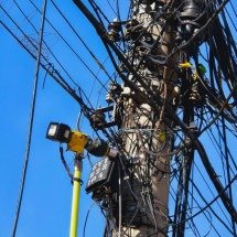 Cemig remove fios e cabos irregulares no Centro-Sul - Jair Amaral/EM/D.A Press