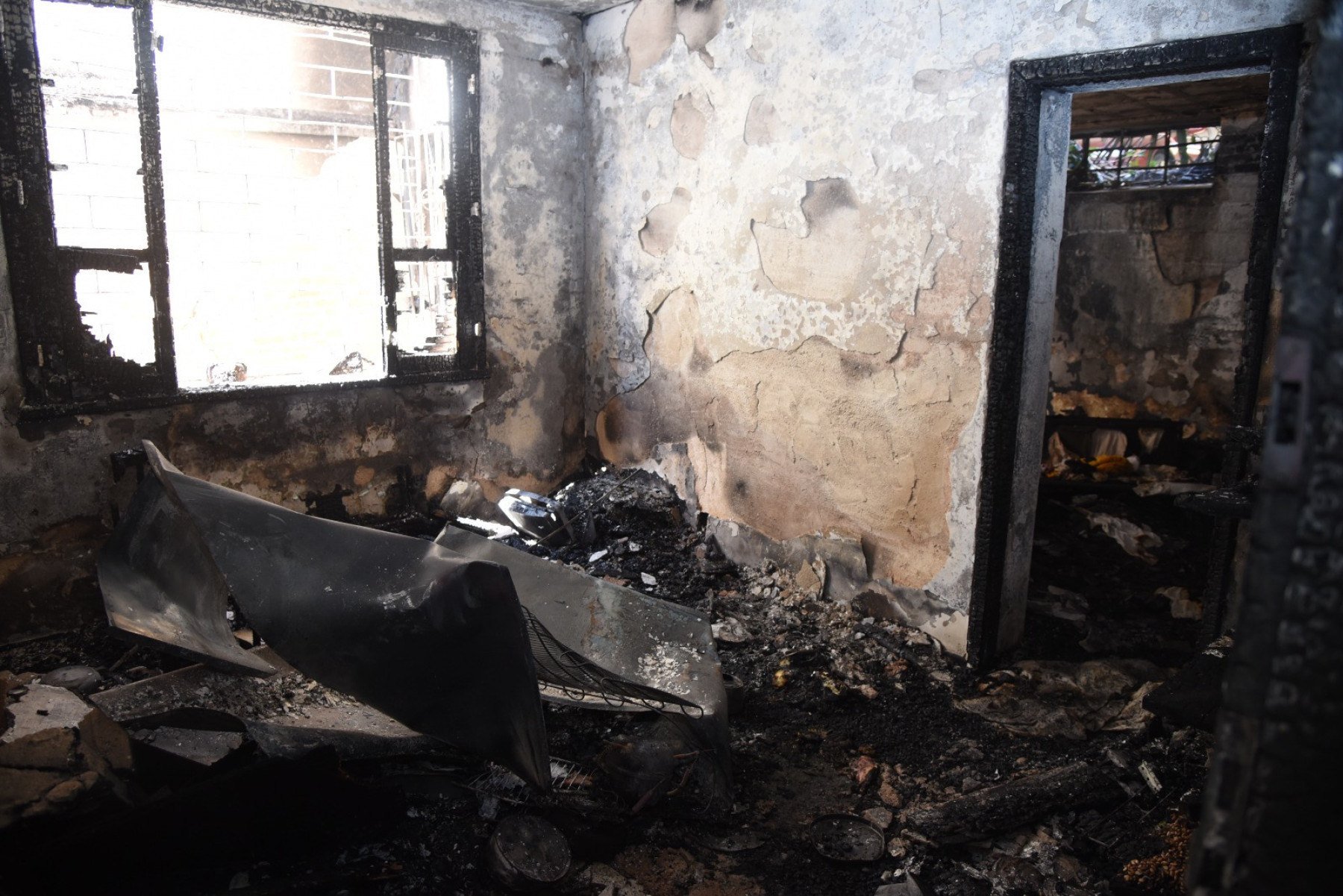 Quando o fogo começou, os inquilinos não estavam em casa. Apenas a dona da casa e dois primos