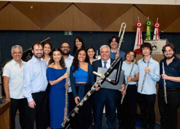 Músicos da Flutuar Orquestra de Flautas com Rogério Faria Tavares (ao centro), na Câmara Municipal de BH -  (crédito: Gláucia Rodrigues/Divulgação)