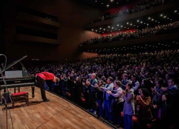 Bruno Hrabovsky levou a série 'Rock ao piano' a 140 cidades do país, como Porto Alegre, onde ele foi aplaudido no Guairão -  (crédito: Daniel Castellano/divulgação)