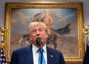 Trump reforça sua base radical, nacionalista e antiglobalista, tentando repetir no plano externo o roteiro de vitimização de 2021 -  (crédito:  )