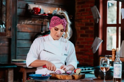 Chef Jana Barrozo é responsável pela cozinha do Cabernet Butiquim e do Rex Bibendi -  (crédito: Studio tertúlia/ Divulgação)