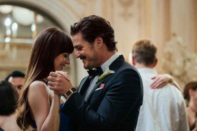 Dakota Johnson é Lucy, que trabalha numa empresa promotora de ‘matches’ entre casais, reencontra o ex, Harry (Pedro Pascal), enquanto sai com John (Chris Evans)
 -  (crédito: sony pictures/divulgação)