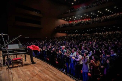 Bruno Hrabovsky levou a série 'Rock ao piano' a 140 cidades do país, como Porto Alegre, onde ele foi aplaudido no Guairão -  (crédito: Daniel Castellano/divulgação)