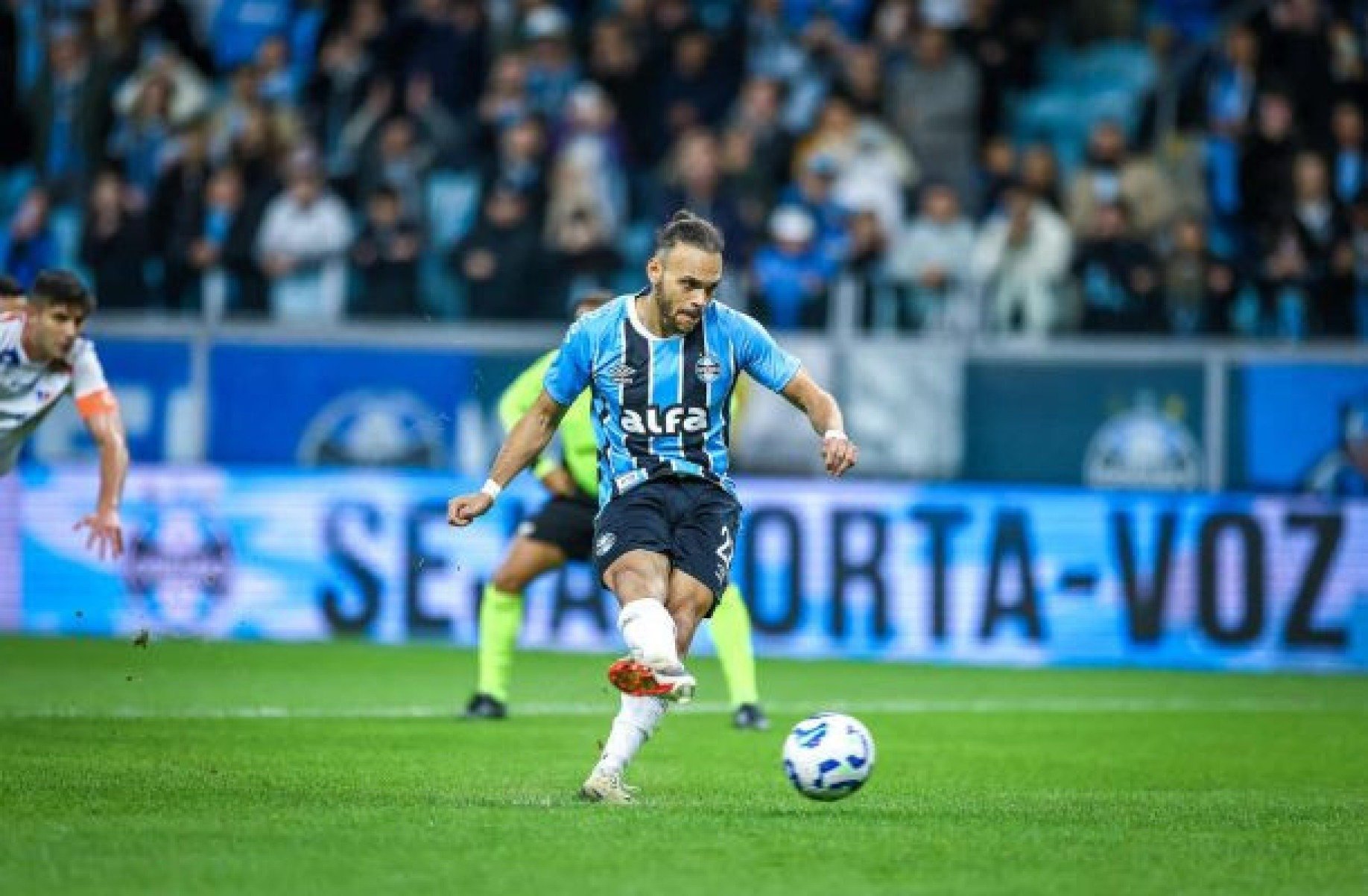 Com atuação de gala, Braithwaite se reafirma como peça decisiva no Grêmio