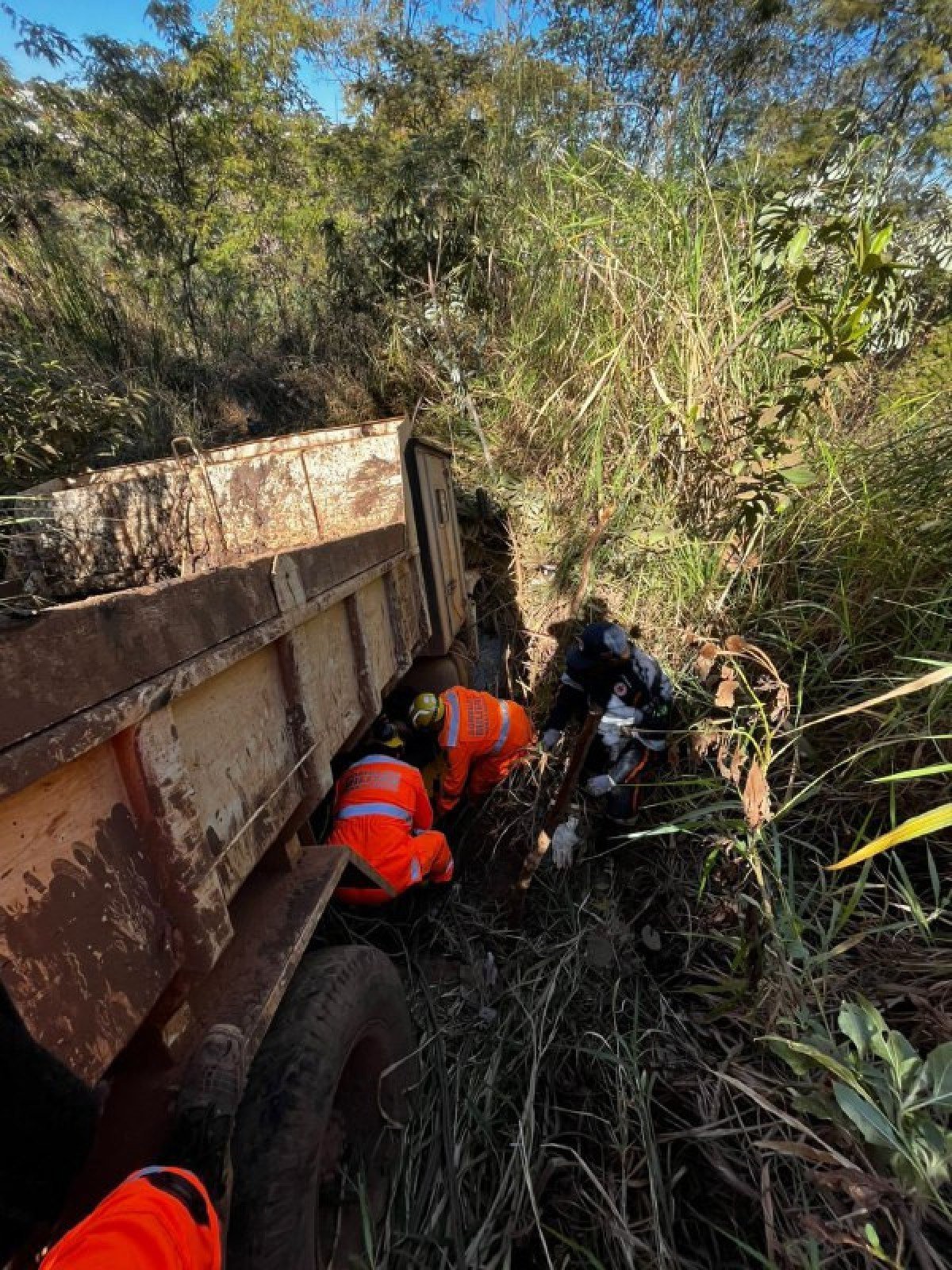 Diante da dificuldade de acesso, a equipe do CBMMG realizou a aproximação com uso de técnicas e equipamentos de salvamento em altura