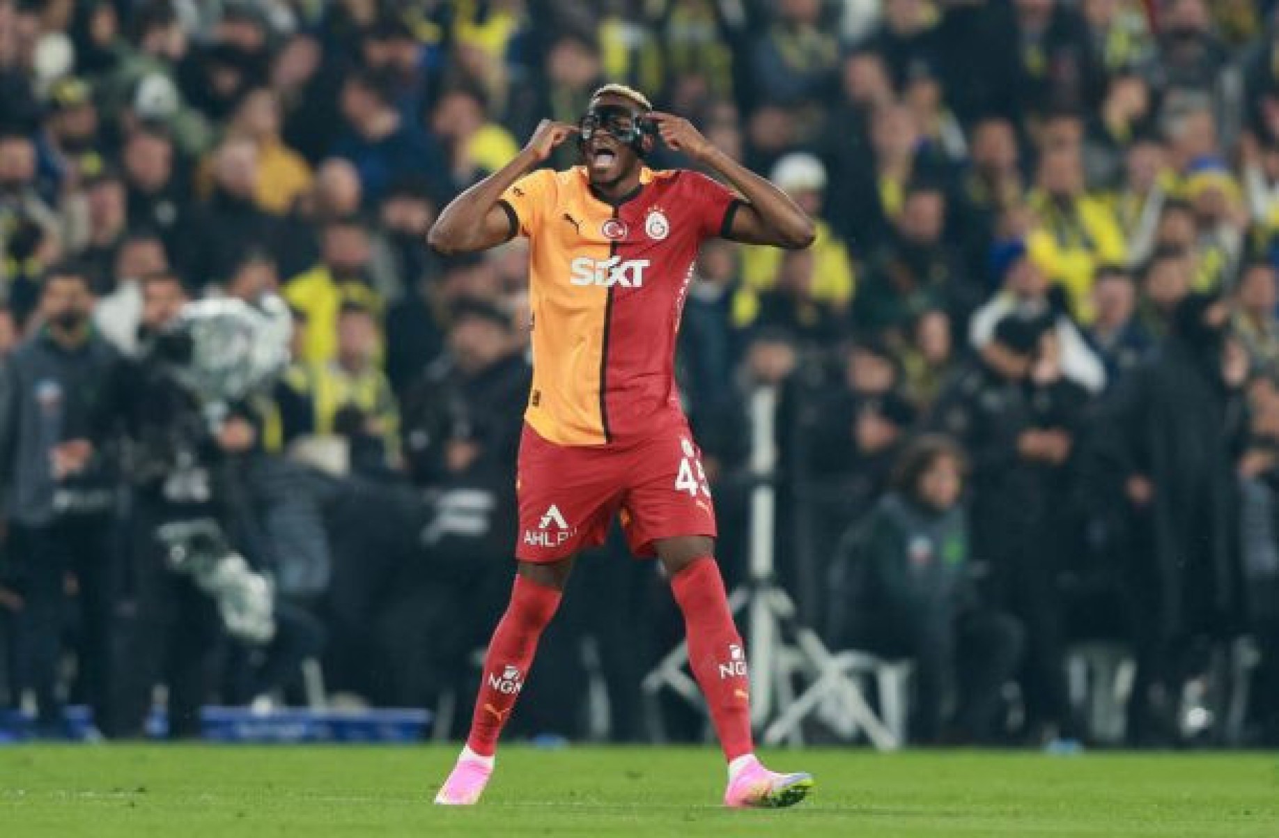 Osimhen é a contratação mais cara da história do futebol turco