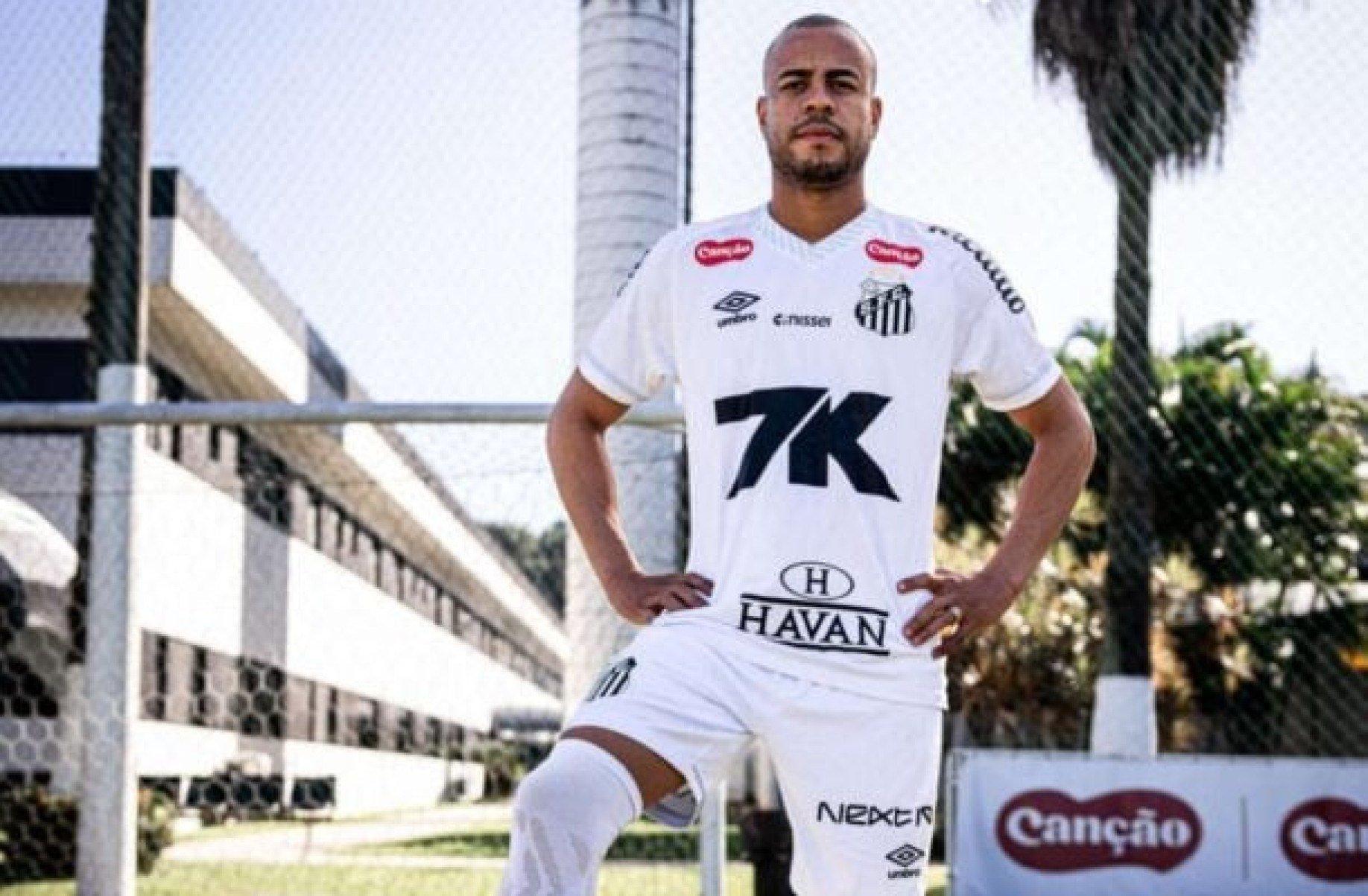 Santos anuncia a contratação do lateral-direito Mayke