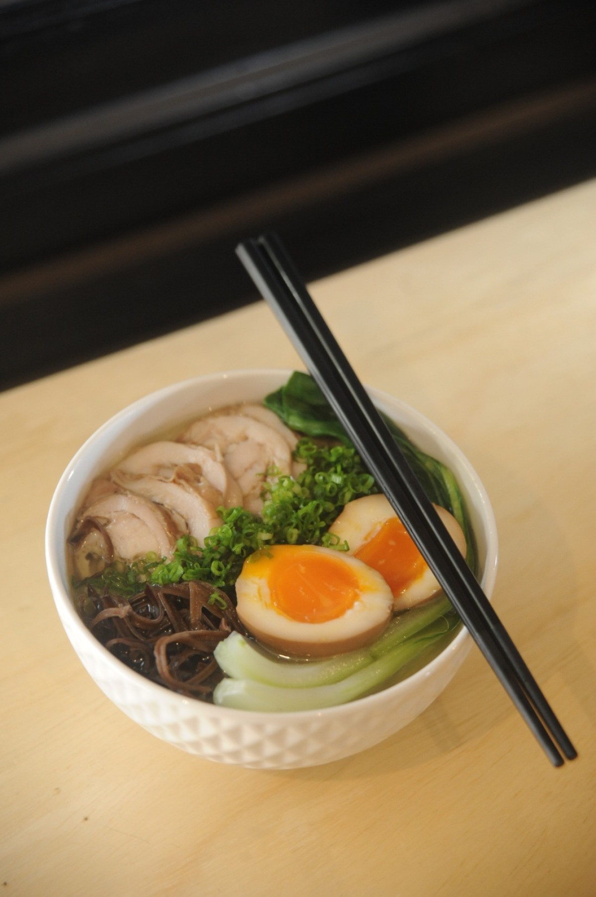 Yokai Izakaya serve ramen às terças durante o inverno, afinal, o prato combina com o clima frio